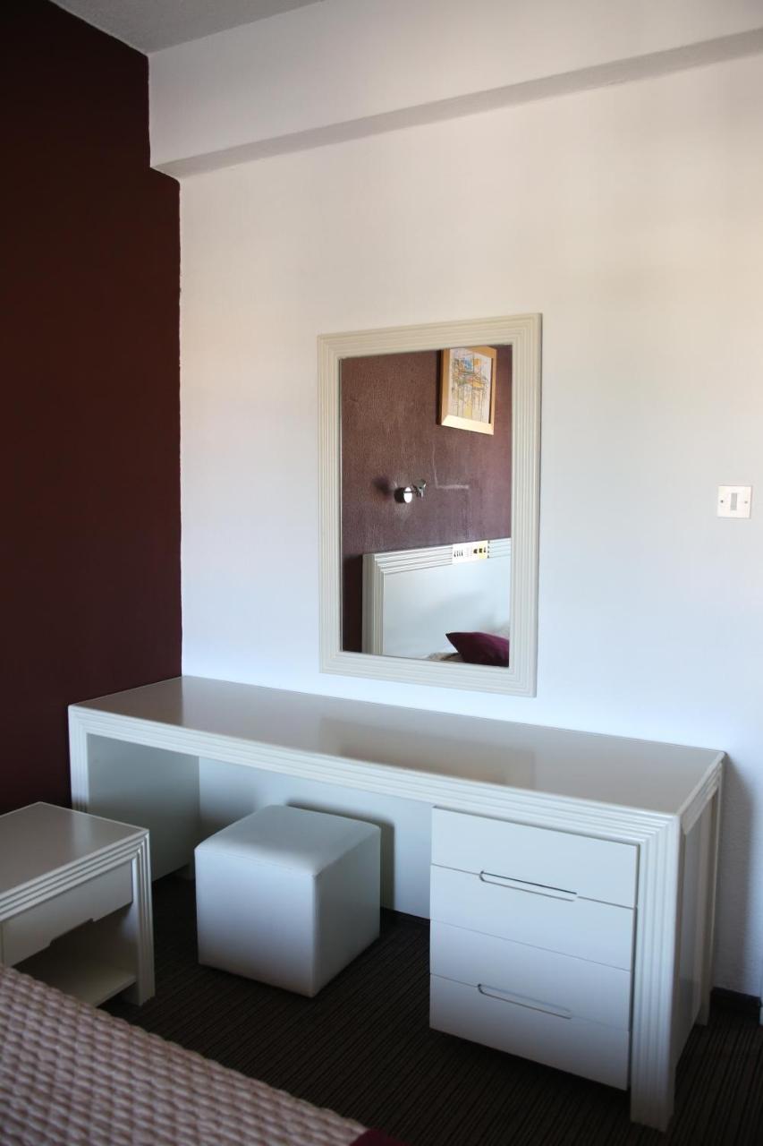 Kings Annex Aparthotel Paphos Buitenkant foto